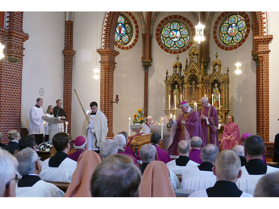 Pontifikalrequiem und Beisetzung von Weihbischof em. Johannes Kapp (Foto: Karl-Franz Thiede)